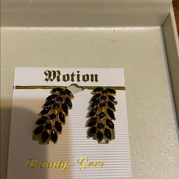 Vintage Black/gold clip on leaf pattern earrings. - Picture 4 of 7